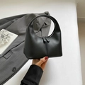 Bolso de mano minimalista en cuero negro mate con asa de diseño recortado semicircular - Negro