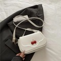 Piccola borsa a tracolla bianca con ciondolo a ciliegia rossa e patta a onde - Bianco
