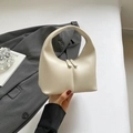 Elegante bolso hobo de cuero crema con costura central y cierre de doble cremallera - Blanco