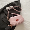 Borsa a tracolla rosa con dettaglio ciliegia rossa e tracolla regolabile per donna - Rosa