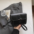 Piccola borsa quadrata nera con cuciture bianche a contrasto e chiusura in metallo retrò - Nero