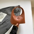 Bolso de mano de media luna marrón minimalista en cuero con doble cremallera y asa - Marrón