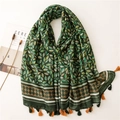 Détail d'une écharpe vert foncé avec motifs de feuilles, bordures et pompons colorés - Vert (SL2110-001)