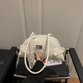 Elegante bolso de hombro creciente blanco roto en cuero sintético brillante con tirantes - Blanco