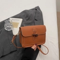 Piccola borsa quadrata marrone retrò con bottone in corno e cuciture a contrasto - Marrone