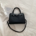 Grand sac bandoulière noir avec texture lychee et détails argentés sur tissu blanc - Noir sans Pendentif