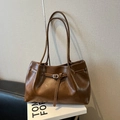 Bolso tote minimalista de ante marrón con hebilla plateada y correa ajustable al hombro - Marrón Brillante Sin Colgante