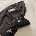 Poliertes schwarzes Leder-Halbmondtasche mit Silberplakette und Vintage-Ästhetik - Schwarz