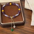 Vue détaillée du bracelet perlé avec améthyste violette, pompons dorés et design ethnique - Style Perlé Multicolore Améthyste Calcédoine Verte (D-164)