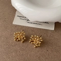 Primer plano de pendientes de botón dorados con diseño radial de fuegos artificiales elegantes - Pendientes de Botón de Fuegos Artificiales / Dorado