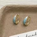 Eleganti orecchini a bottone tondi dorati con finitura in smalto marmorizzato blu chiaro - Orecchini Tondi in Smalto Blu (A-57)