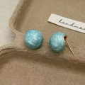 Orecchini a sfera blu marmorizzati con perno in metallo dorato su etichetta fatta a mano - Orecchini a Lobo a Sfera in Smalto Blu (A-31)