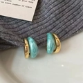 Vue détaillée des boucles d'oreilles doubles en métal doré et résine marbrée bleue - Boucles d'Oreilles Clous Forme C Émail Bleu (A-747)