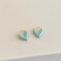 Vue macro de boucles d'oreilles cœur dorées avec émail vert menthe fini nacré - Boucles d'Oreilles Coeur Émail Bleu (A-852)