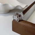 Dettaglio dell'anello a fiore di margherita traforato con zirconi brillanti in argento - Fiore Svuotato / Argento