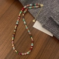 Detalle de collar de cuentas coloridas con perlas de agua dulce y cadena dorada ajustable - Collar de Cuentas Bohemio de Colores