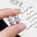 Détails de petites boucles d'oreilles nœud argentées serties de zircons brillants - Boucles d'Oreilles Créoles Nœud Pavé de Zircons Luxe Argentées (A-893)