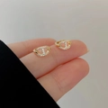 Französische Goldene Schweinenase-Ohrringe mit Zirkon-Besatz in der Hand gezeigt - Gold Mikro-besetzter Schweinenase-Stil / Gold