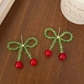 Vue détaillée des boucles d'oreilles cerise avec perles de cristal vert et pierres rouges - Style Cerise avec Nœud Rouge(A-1523)