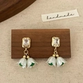 Détail de boucles d'oreilles dorées avec fleurs de muguet blanches et zircon cubique - Style Muguet Calcédoine Verte Zircon Doré(A-1503)