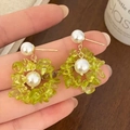 Detalle de pendientes de flores hechos a mano con piedras verdes y perlas blancas en oro - Estilo Enuelto de Perlas y Piedras Verdes(A-1483)