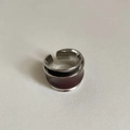 Primer plano de anillo plateado con esmalte marrón oscuro y banda abierta ajustable - Anillo de Esmalte Marrón Plateado
