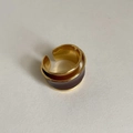 Vista detallada del anillo de doble capa de oro retro con esmalte burdeos oscuro - Anillo de Esmalte Marrón Dorado