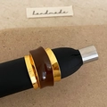 Makro-Detail des französischen Vintage-Rings mit brauner Emaille und Goldbeschichtung - Gold Braun Emaille (C-394)