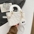Elegante weiße Stepptasche mit runden Griffen und einem niedlichen Pelzball-Anhänger - Mit Anhänger / Weiß