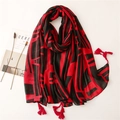 Écharpe géométrique rouge et noire avec glands posée à plat sur fond blanc - Rouge (SL2110-019)