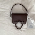 Sac à main marron foncé en cuir texturé avec fermoir argenté et bandoulière - Café sans Pendentif