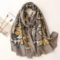 Detail eines grauen Paisley-Schals mit goldenen Blumenmustern und feinen Fransen - Grau (SL2110-014)