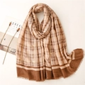 Eleganter Schal mit beigem und braunem Karomuster, Goldfolien-Details und Fransen - Khaki
