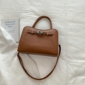 Sac à main marron texture litchi avec fermoir pivotant argenté et bandoulière amovible - Brun Sans Pendentif
