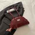 Retro Schultertasche aus weinrotem Ölwachsleder in Bowling-Form mit Logo-Detail - Rot