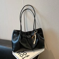 Borsa tote nera retrò con ciondolo di perline e fibbia sottile in metallo spazzolato - Nero Lucido Con Pendente