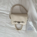 Sac à main minimaliste crème avec verrou rotatif argenté et bandoulière réglable - Blanc Sans Pendentif
