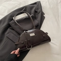 Schokoladenbraune Boston-Tasche aus Glanzleder mit silberner Plakette und schmalem Gurt - Braun