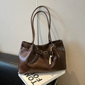 Borsa tote in pelle vintage marrone scuro con ciondolo a perline e sottili tracolle - Caffè Lucido Con Pendente