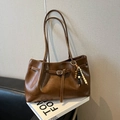 Borsa tote vintage marrone scamosciata con ciondolo di perline e tracolla regolabile - Marrone Lucido Con Pendente
