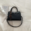 Borsa a mano nera in pelle a grana di litchi con chiusura argento e ciondolo marrone - Con Ciondolo / Nero