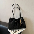 Elegante borsa tote in pelle scamosciata nera con ciondolo di perline e spalline - Scamosciato Nero Con Pendente