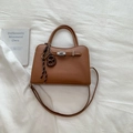 Borsa a mano Boston marrone texture litchi con manico e tracolla regolabile in luce soffusa - Con Ciondolo / Marrone