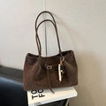 Borsa tote in pelle scamosciata marrone scuro con manici lunghi e ciondolo di perline - Scamosciato Caffè Con Pendente