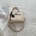 Borsa a mano bianco crema testurizzata con fibbia argento e tracolla staccabile - Con Ciondolo / Bianco