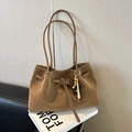 Borsa tote in camoscio marrone con ciondolo a perline e grande capacità a tracolla - Scamosciato Marrone Con Pendente