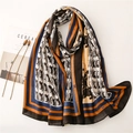 Détail d'un foulard imprimé calèche rétro avec texture coton-lin et plis de qualité - Café foncé