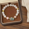 Détail d'un bracelet en perles avec fluorite verte et perles dans un écrin à bijoux marron - Perles Multi-pierres Fluorine Verte Pierre Brute (D-212)