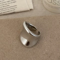 Anello aperto largo argento minimalista con finitura a specchio lucido su sfondo rustico - Argento