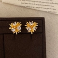 Detail van luxe vuurwerkvormige gouden oorbellen met vierkante zirkonia-inleg - Gouden Vuurwerk Zirconia Oorknopjes